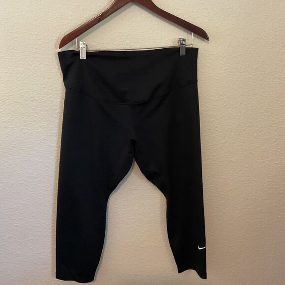 Nike Pants - Nike Dri-Fit Mid Rise Tight Fit Cropped Plus Size Athletic Leggings 1X NWT Black